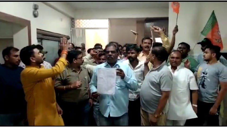 Indore News: Angry workers raised slogans at BJP office, angry about making an outside leader a candidate, Vijayvargiya said - this method is not right