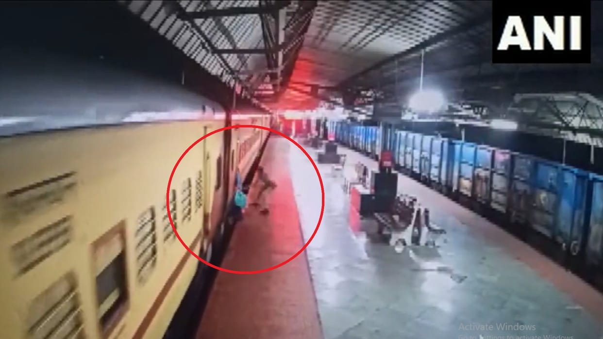 Chhattisgarh RPF constable saved life of passenger by saving him from falling into gap between the platform and train