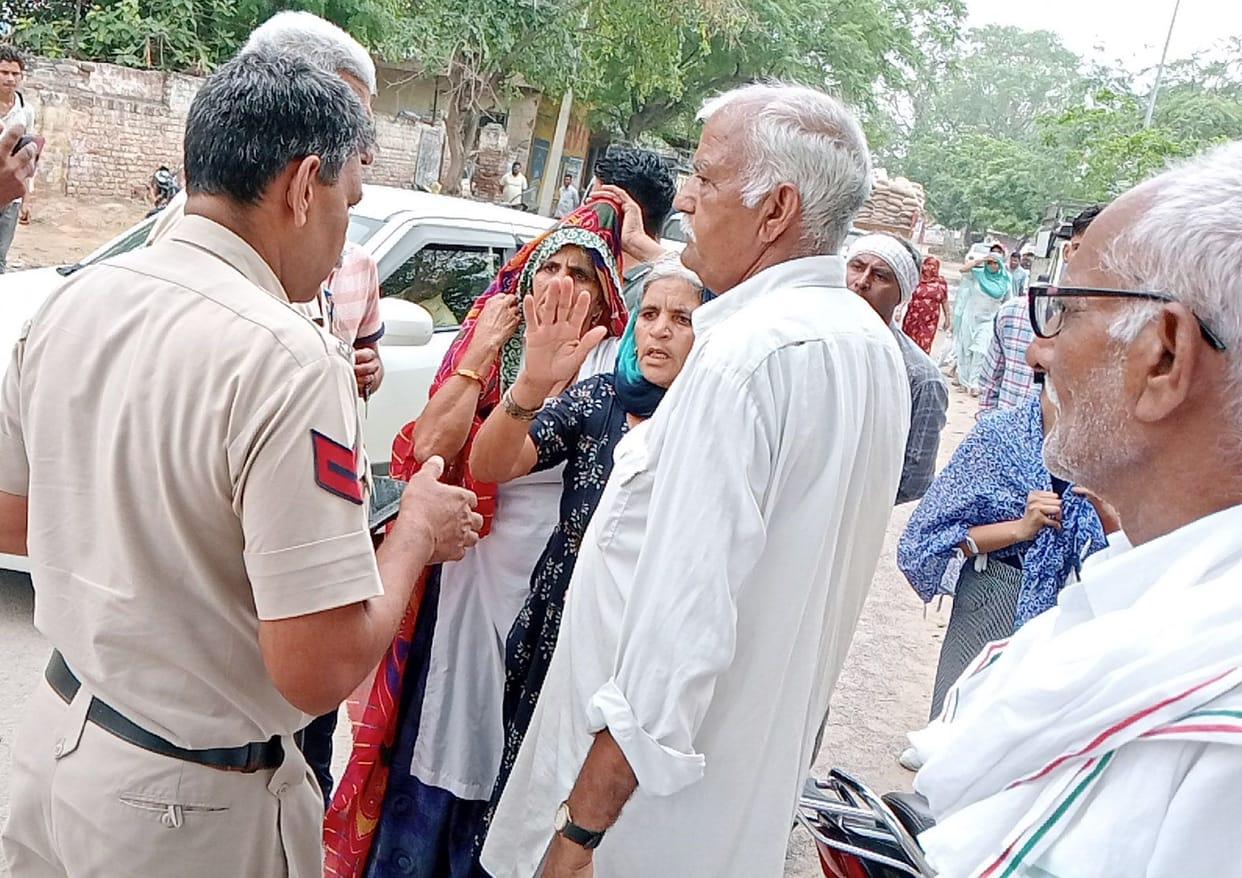 Youths snatched gold amulet from woman by attacking with knife