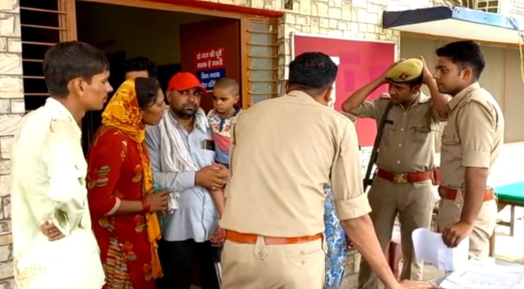 Threatened mother and son who reached Kotwali