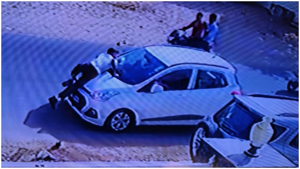 Car driver dragged constable on bonnet one kilometer Jodhpur Rajasthan 