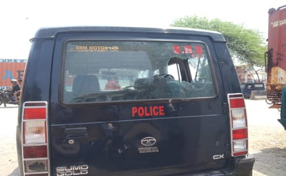 Agnipath Protest In Chandauli miscreants burnt police jeep pelted stones at vehicles policemen ran for saving their lives