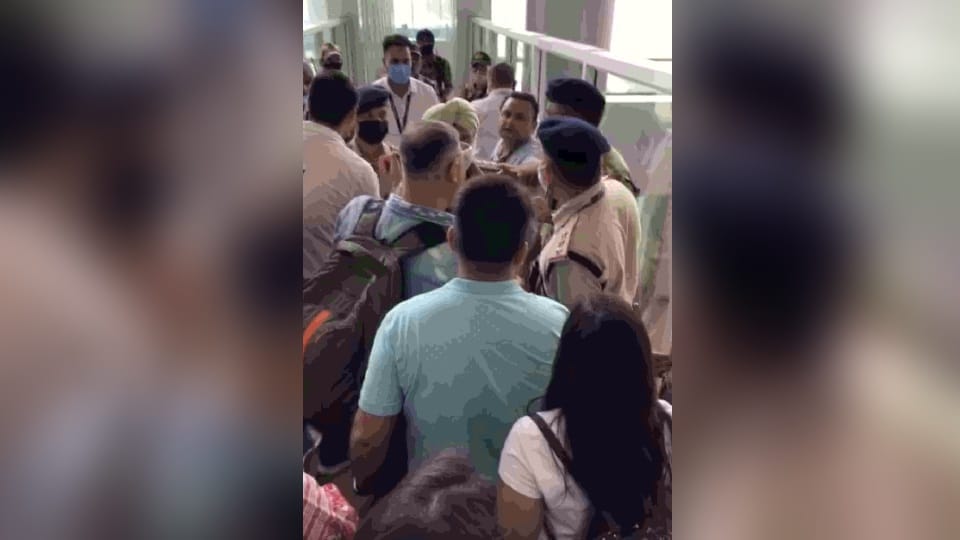 Passengers had created ruckus on chandigarh airport after flight to leh cancelled