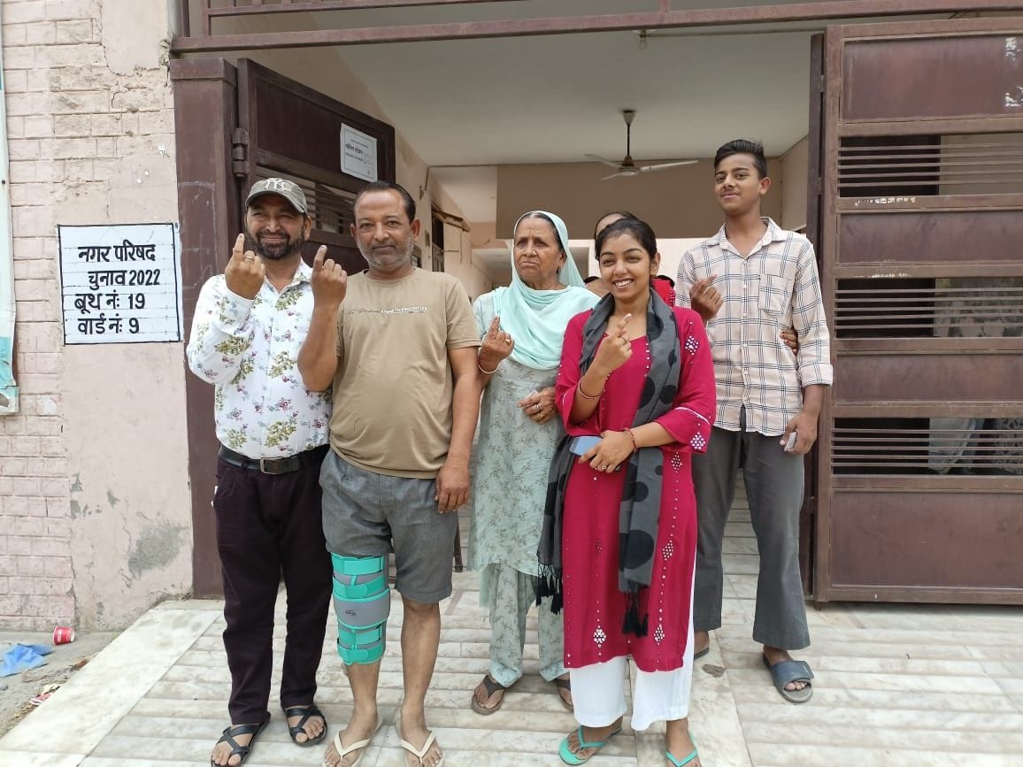 Allegations of distributing money against JJP candidate, BJP and JJP candidates clash