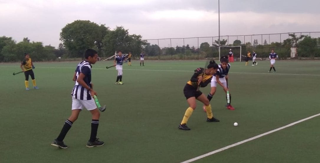 Sixth Women's Hockey Series: Mustang and Warriors teams win