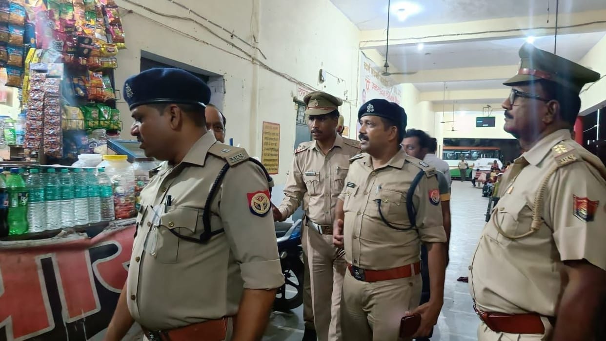 Police march on foot to protest against Agneepath