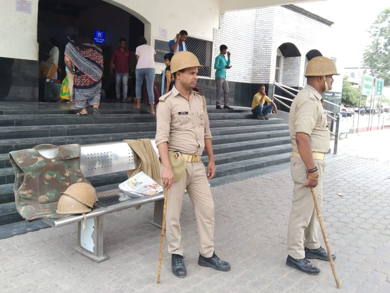stone pelting attempt on express train four youths caught