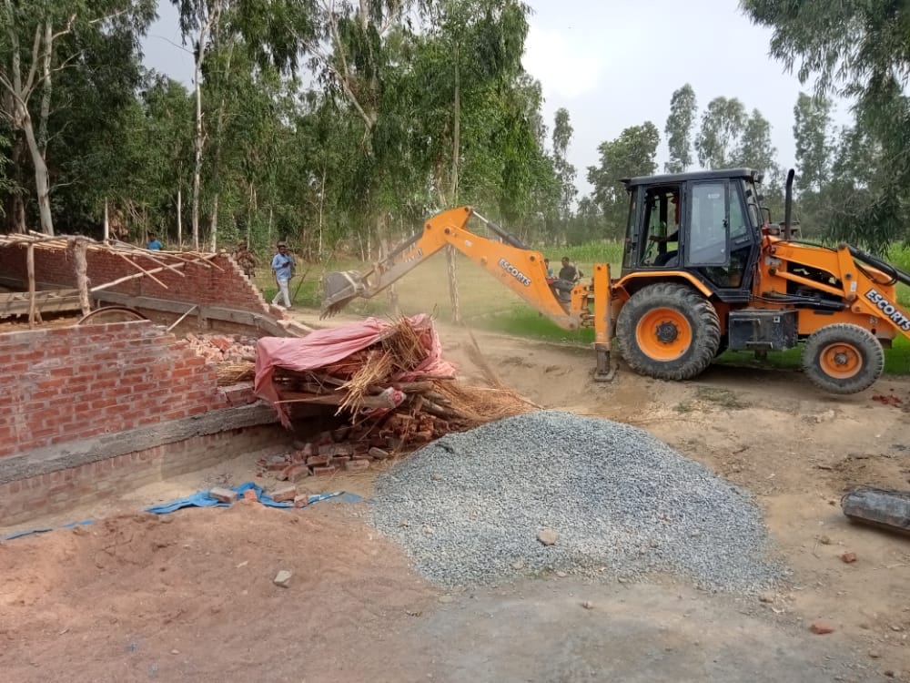 hardoi news,Illegal construction demolished from JCB