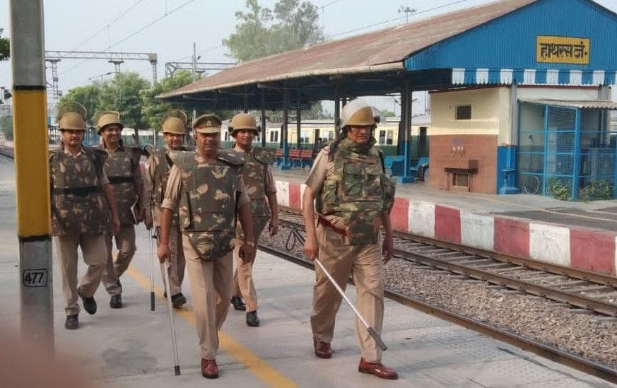 Hathras: Police-administration remained vigilant, police forces were deployed at railway stations