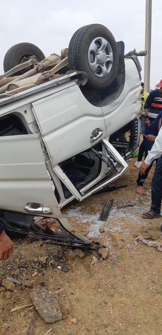Hathras: Eight people of Bisawar injured due to car overturning in Rajasthan