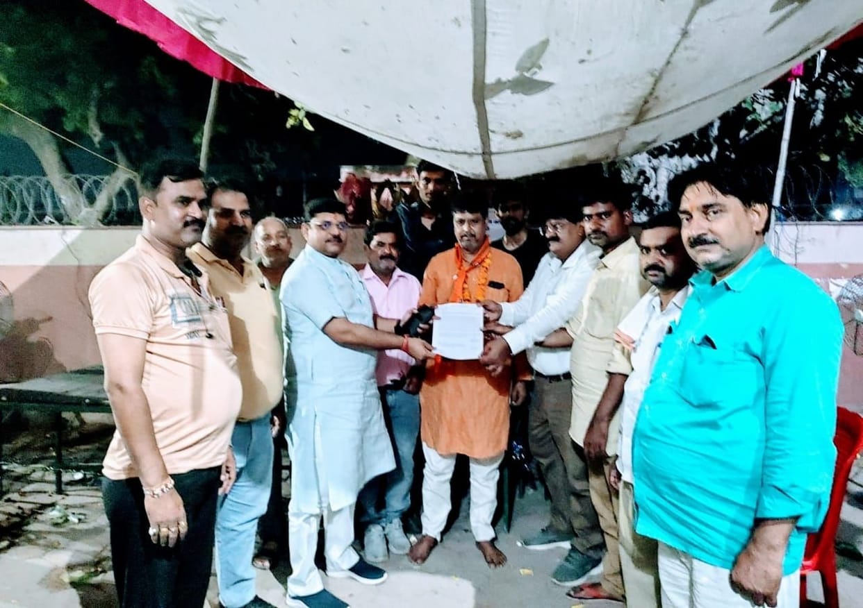 Hathras: On the recommendation of action against the AE-contractor, the protest of the members ends