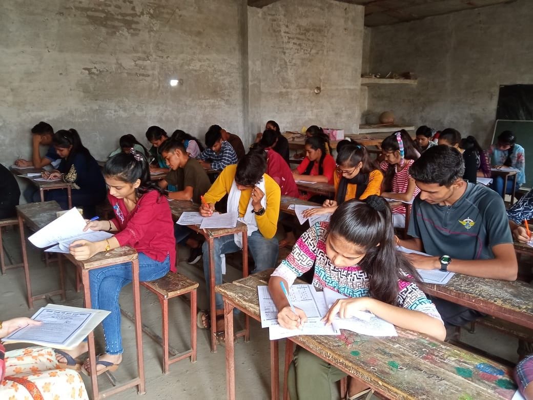 Hathras: 700 students showed intellectual talent in general knowledge