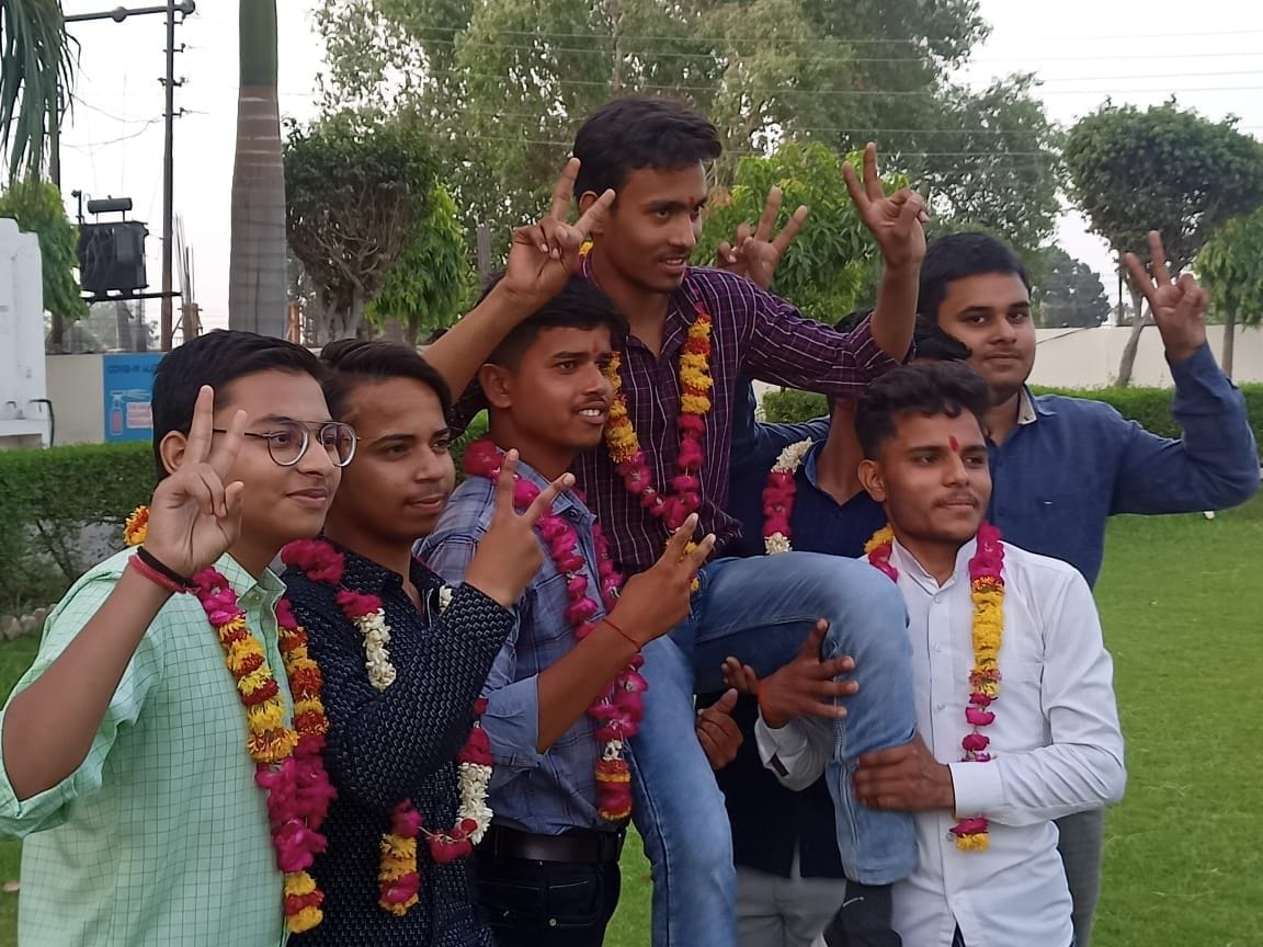 Arun and Smriti became joint district toppers in Inter