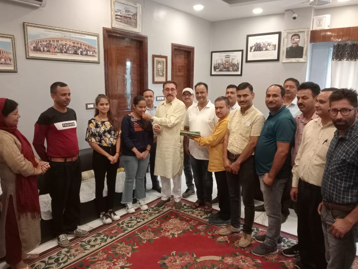 Parmar honored the meritorious Amulya and Sarika of Daroh School