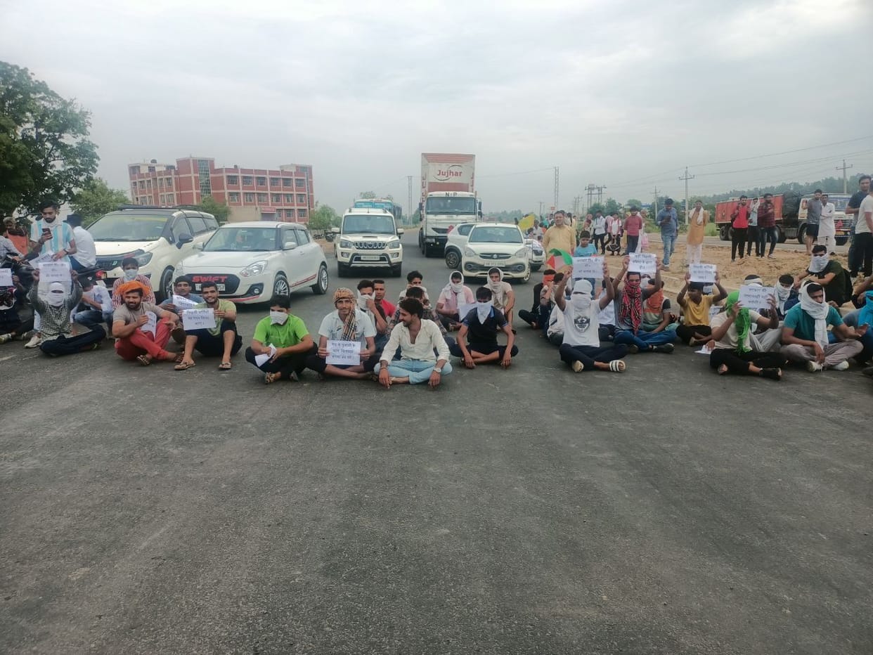 Youth jammed for four hours on Jind-Rohtak road in Julana in protest against Agneepath