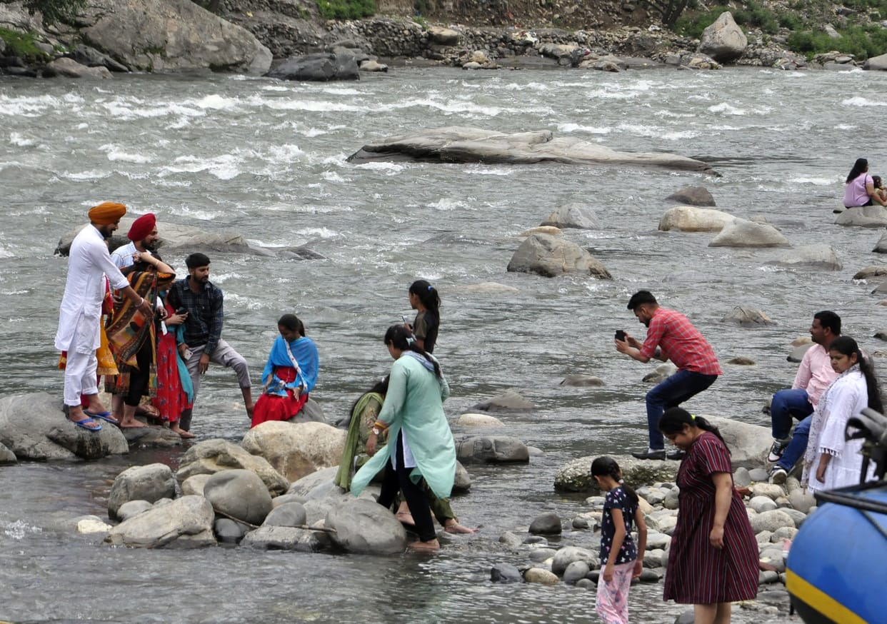 The tourists landed amidst the strong current of the river
