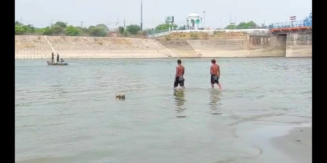 Two friends who went to bathe at Ganga barrage drowned in kanpur, divers rescued a young man, search for another continues