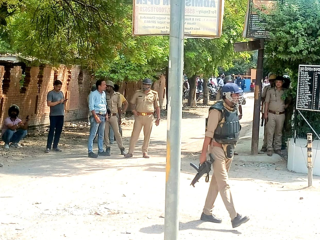 In Kanpur, the youth fired at the police from home, the policeman was shot, the team had reached on the information of family dispute