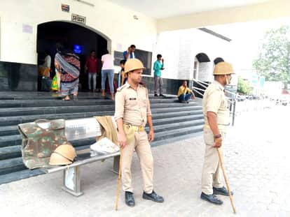 रेलवे स्टेशन पर लगी फोर्स