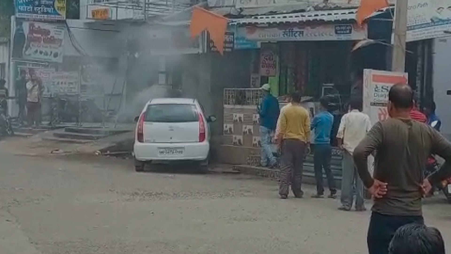 Chhindwara: A sudden fire broke out in a parked car, then collided with the hotel while rolling