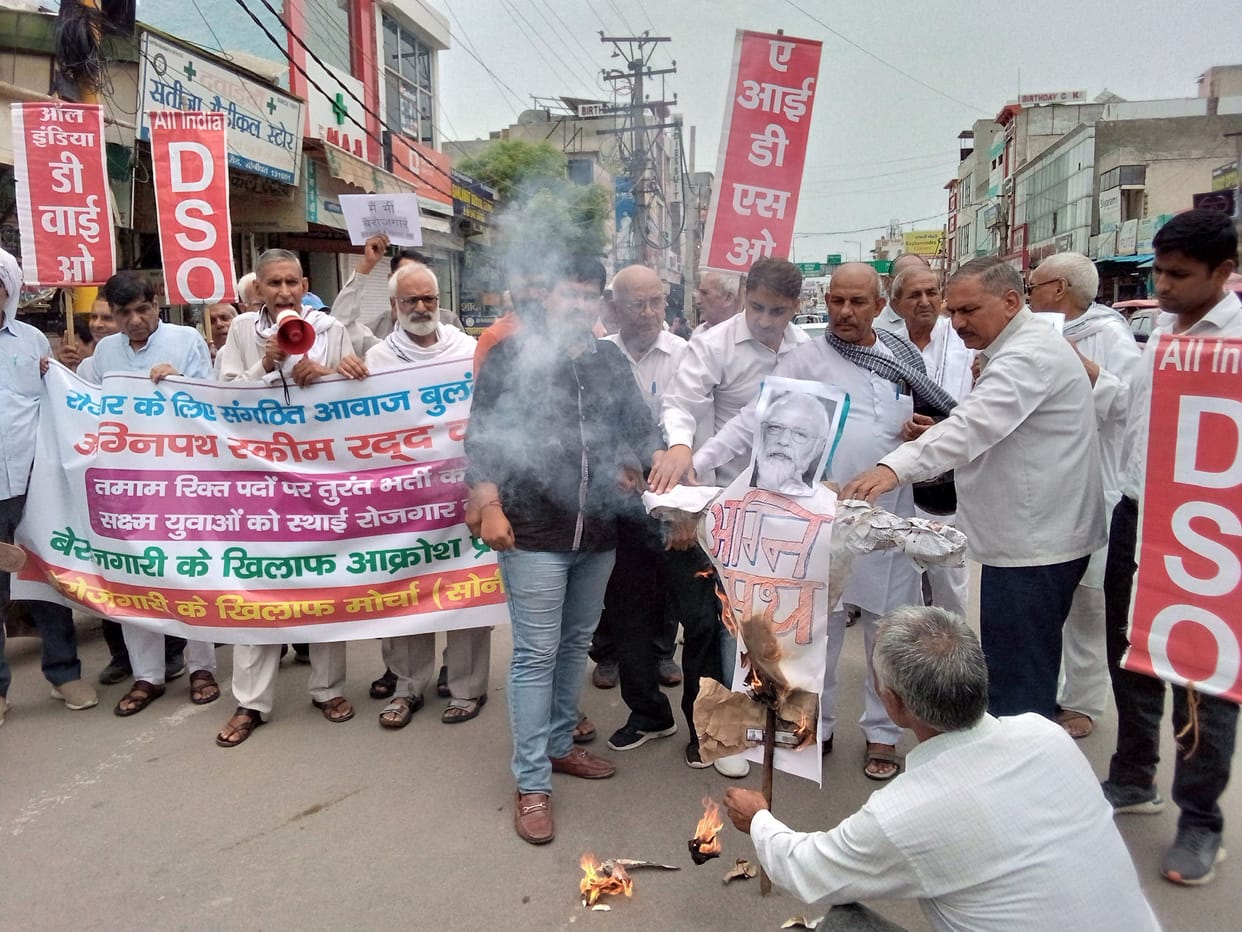 Demonstration against Agneepath, burnt effigy of central government