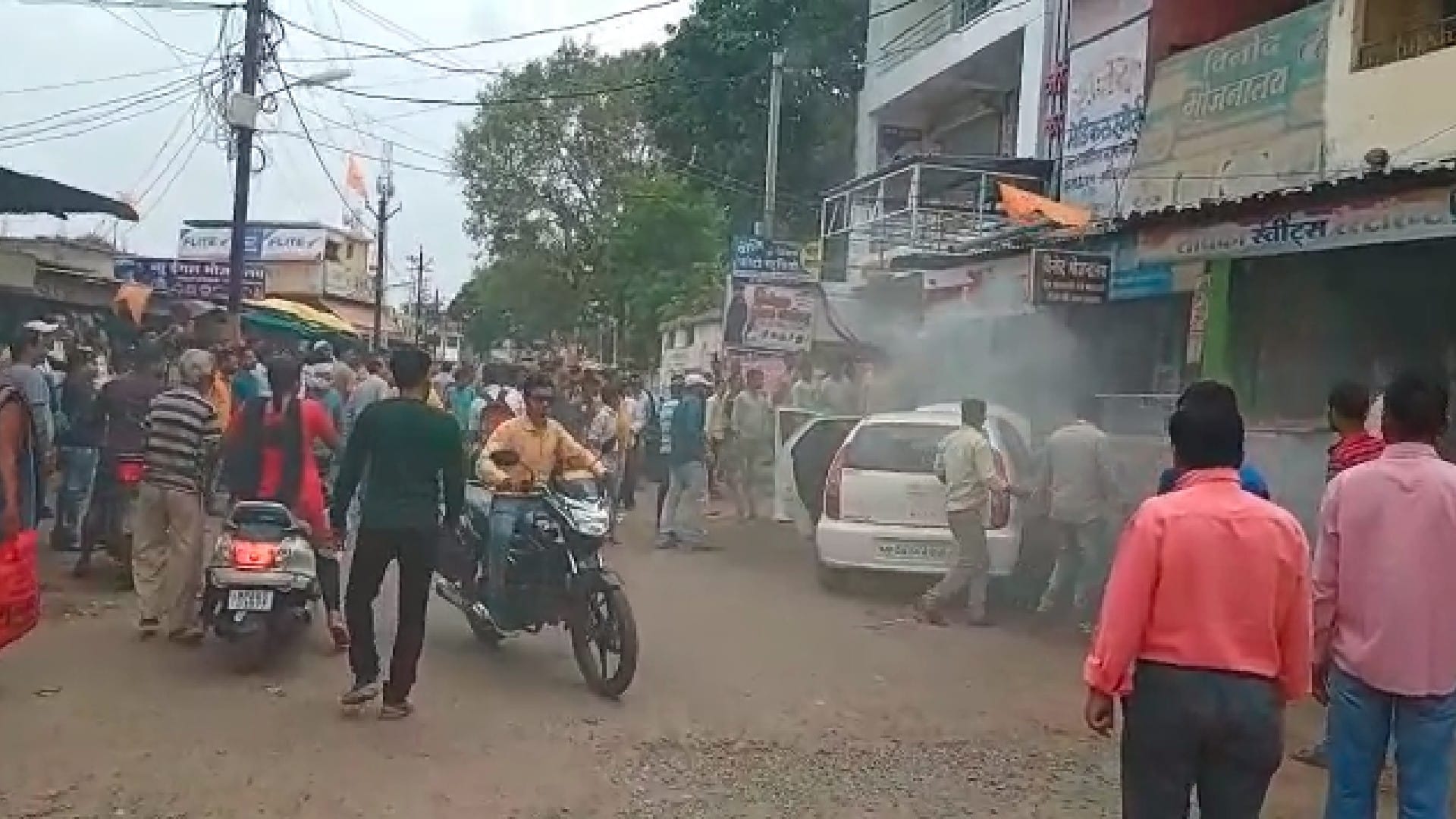 Chhindwara: A sudden fire broke out in a parked car, then collided with the hotel while rolling