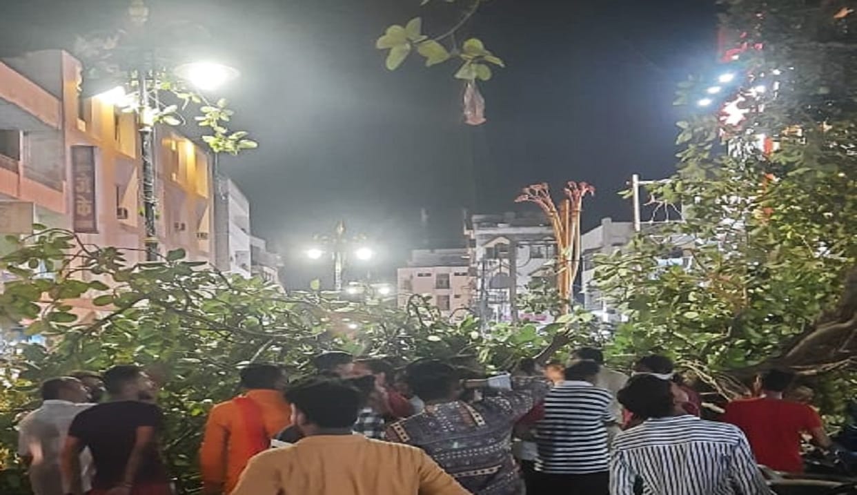 Banyan tree branch fell near Laksa police station varanasi, five injured