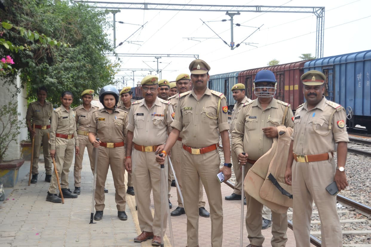 Kanpur Dehat : Fearing the performance of youth, force was deployed from railway station to bus depot