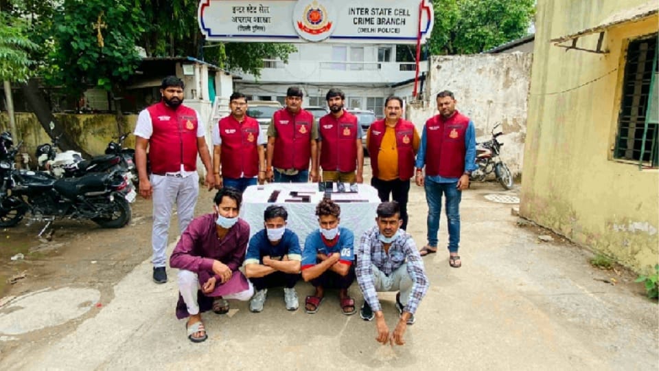 mobiles phone of 2000 people were stolen from ajmer sharif four gang members arrested