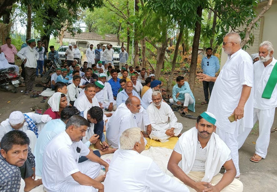 BKU workers picket at the power house