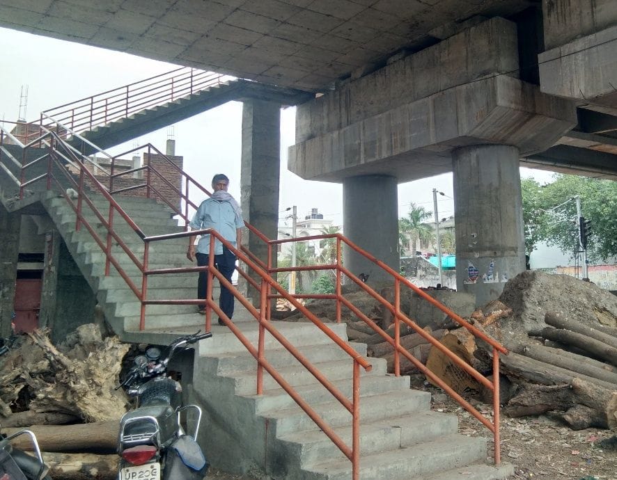 railway closed double gate crossing