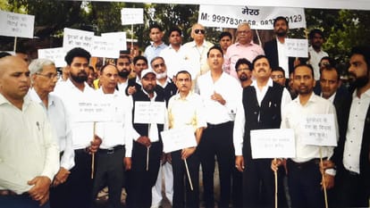 वकीलों ने किया प्रदर्शन।