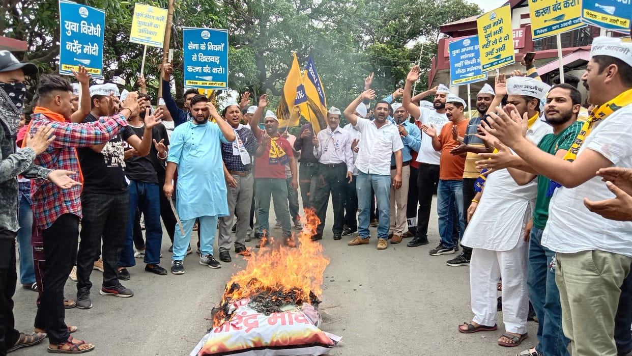 Aam Aadmi Party Protest in Nahan Himachal shav yatra of prime minister