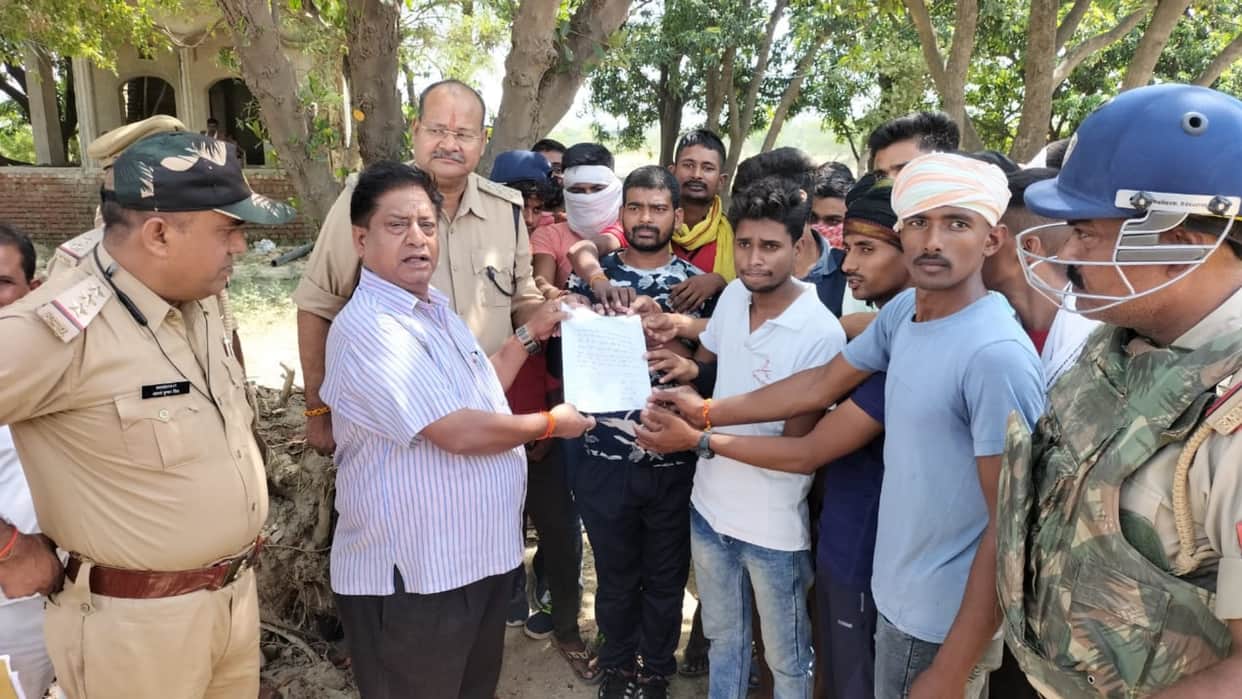 Youth protest against agnipath yojna in Raebareli.