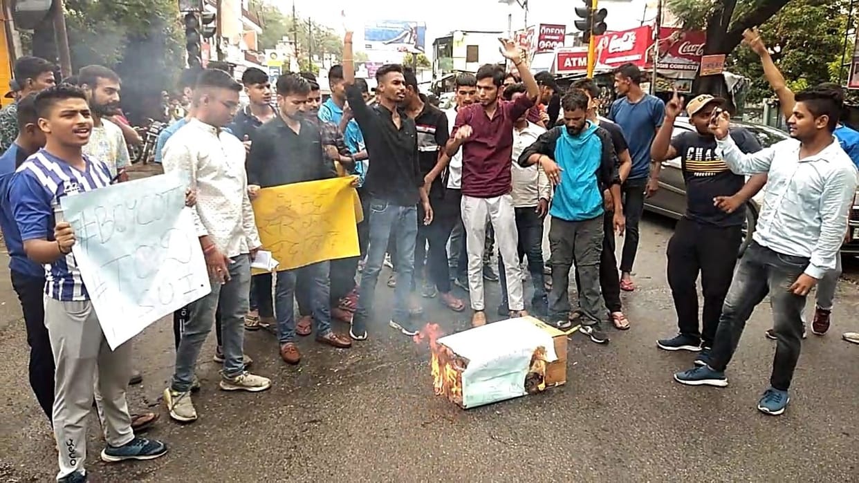 Agneepath Package--- Students burnt the effigy of Defense Minister