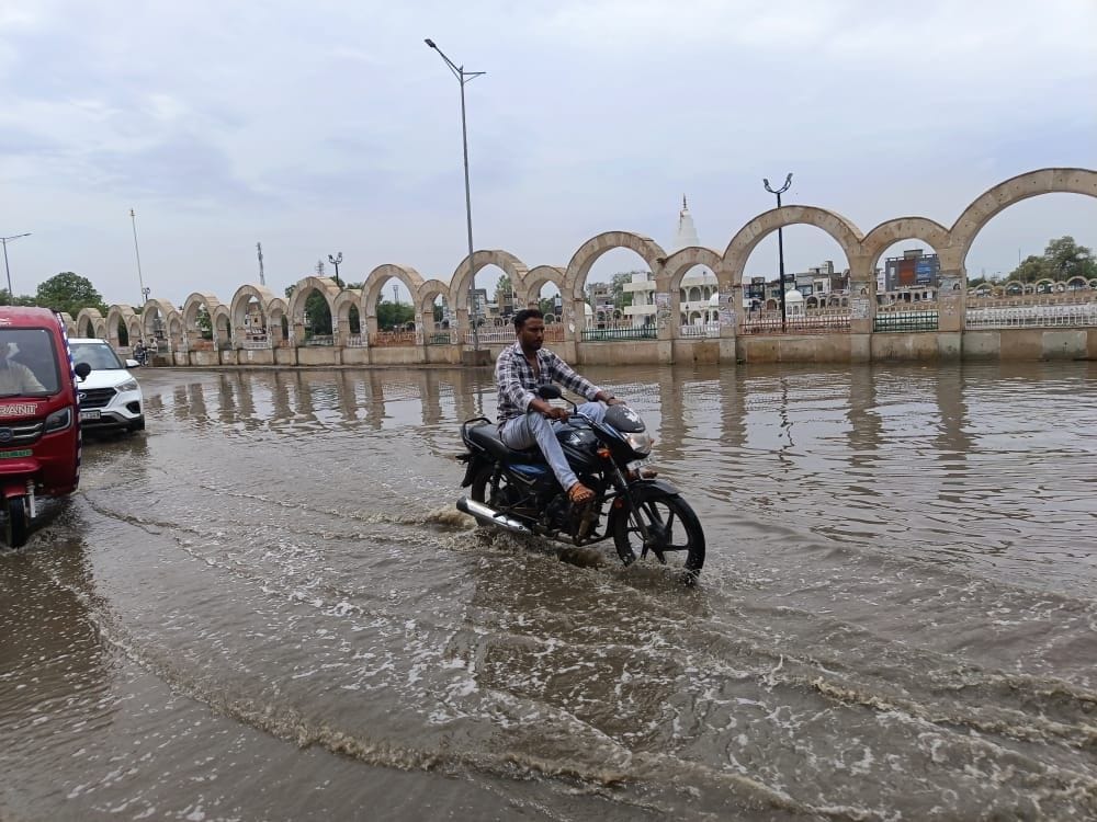 Waterlogging on roads due to heavy rain, traffic affected, relief from heat