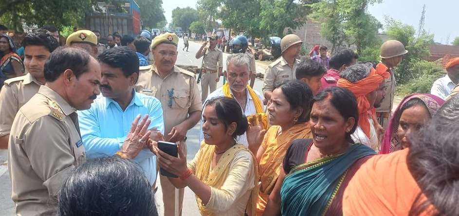 After the death of the injured in the fight, the dead body was kept on the road and jammed