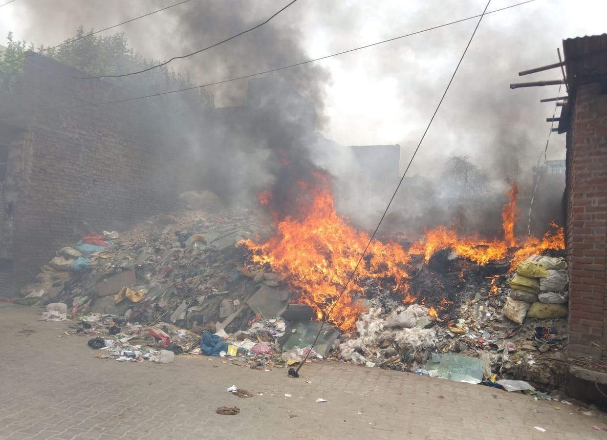 Fire broke out in the garbage of junk in the middle of the settlement