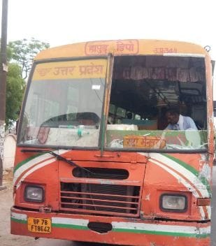 Hathras: There was a ruckus in the intoxication of alcohol, broke the glass of bus and auto