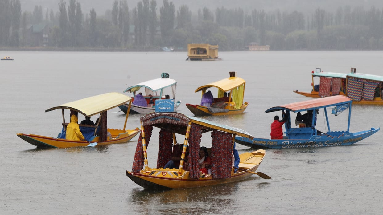 Jammu Kashmir Weather update today Light rain and snowfall likely to continue in J&K Ladakh during next 24 hours