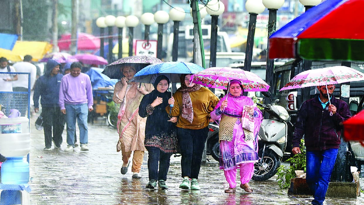 Weather Updates: Rain in many parts of Kashmir, clear weather in Jammu