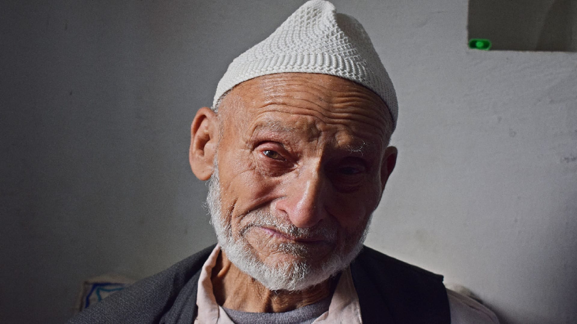 Target killing again in Kashmir, sub-inspector Farooq Ahmad Mir shot dead in pulwama