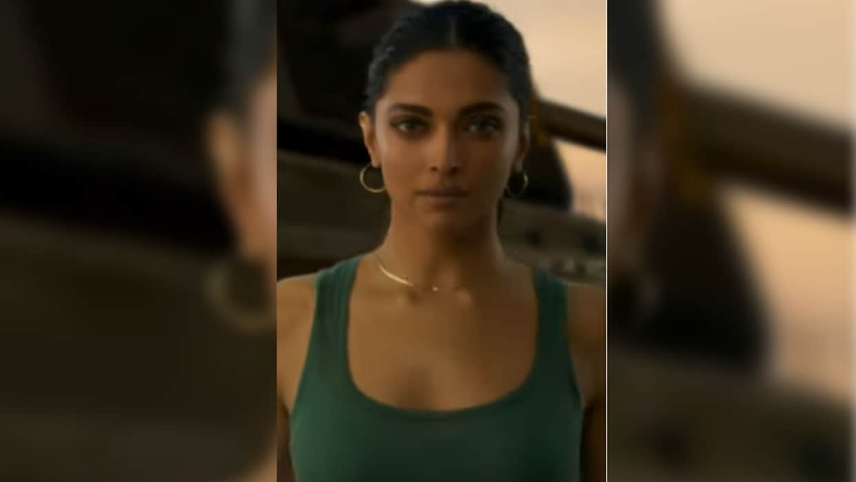 Pathaan Teaser with Deepika Padukone, fans are demanding to release the poster on 25 june when Shah Rukh Khan completing 30 years in Bollywood
