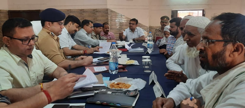 Officers should conduct public hearings daily from 10 to 12 in the office: DM
