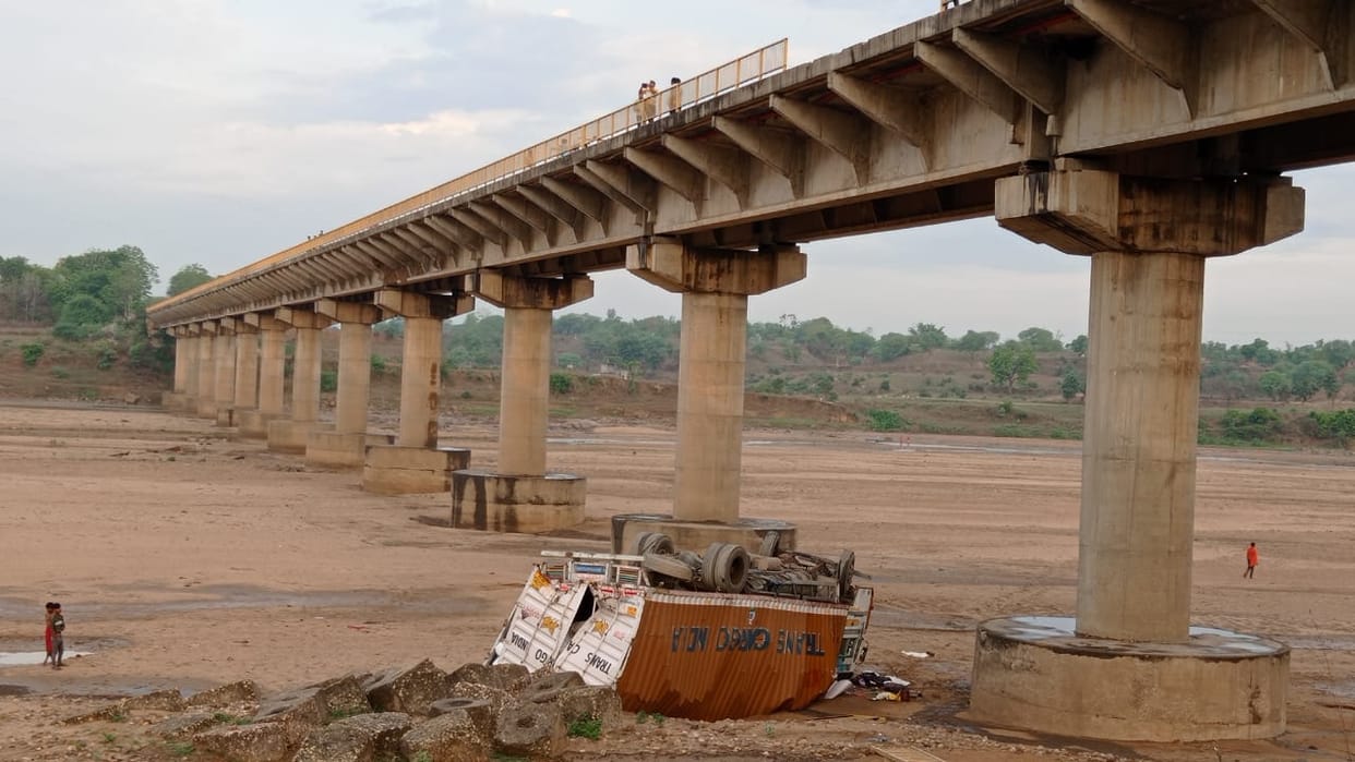 Road Accident in sonebhadra  Truck fell into Kanhar river driver dies  due to steering lock