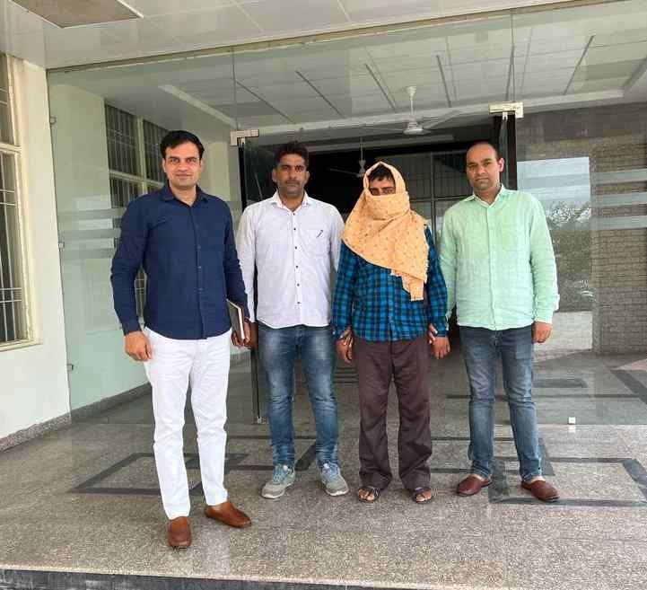 Vigilance raid in Meham, class IV employee of Market Committee arrested for taking 9 thousand bribes