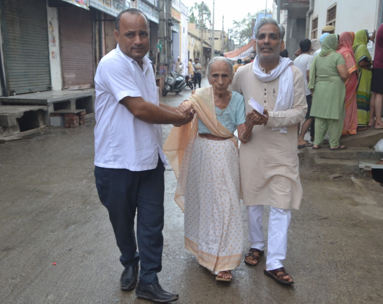 Voting crossed the age barrier, some in the son's lap and some reached the polling station with the help of crutches