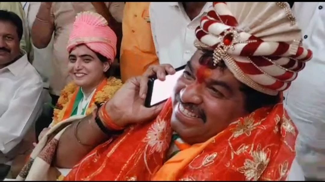 Indore News: Shukla reached Mendola's house, said on the phone - Dada is your child, bless me, it is about Indore, not BJP-Congress