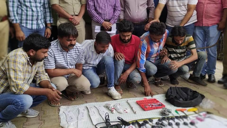agra police caught vehicle thief gang for stealing five hundred cars