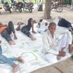 आश्रम के बाहर आराम करते अनुयायी।